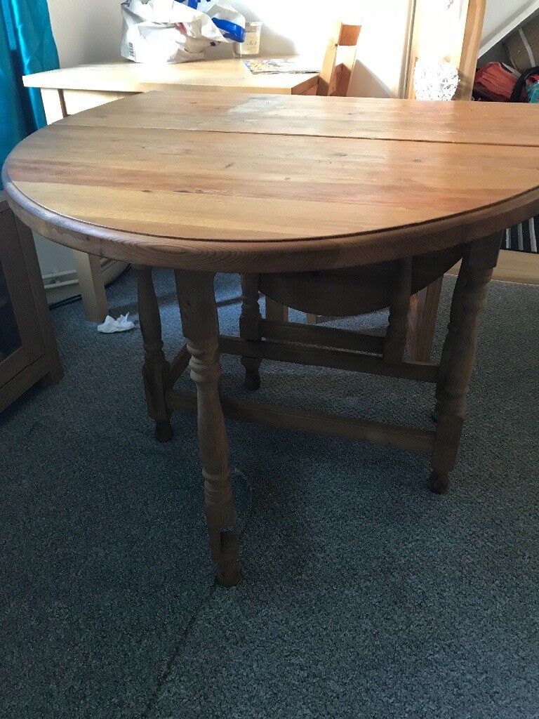 Fold down table and 4 chairs in good condition in 