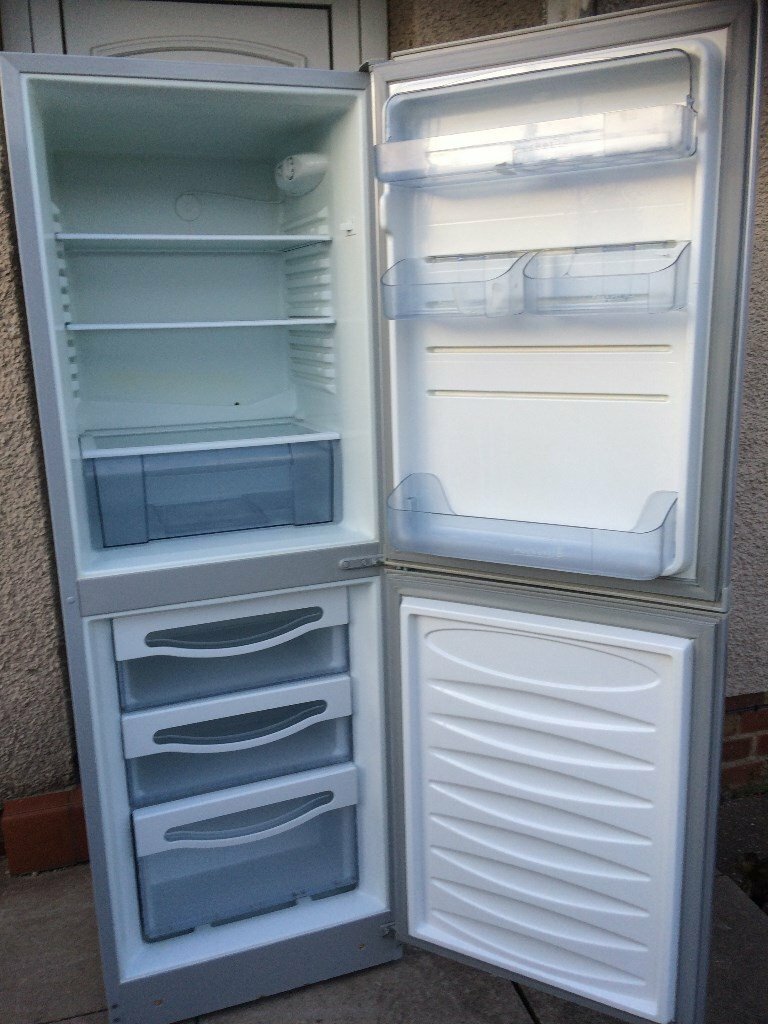 SILVER FROST FREE PRESTIGE FRIDGE FREEZER IN GOOD WORKING CONDITION