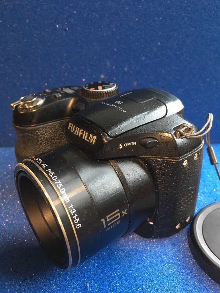 FujiFilm FinePix S1730 Digital Camera. 12mp. 15x zoom. AA Batts. Bridge  Camera