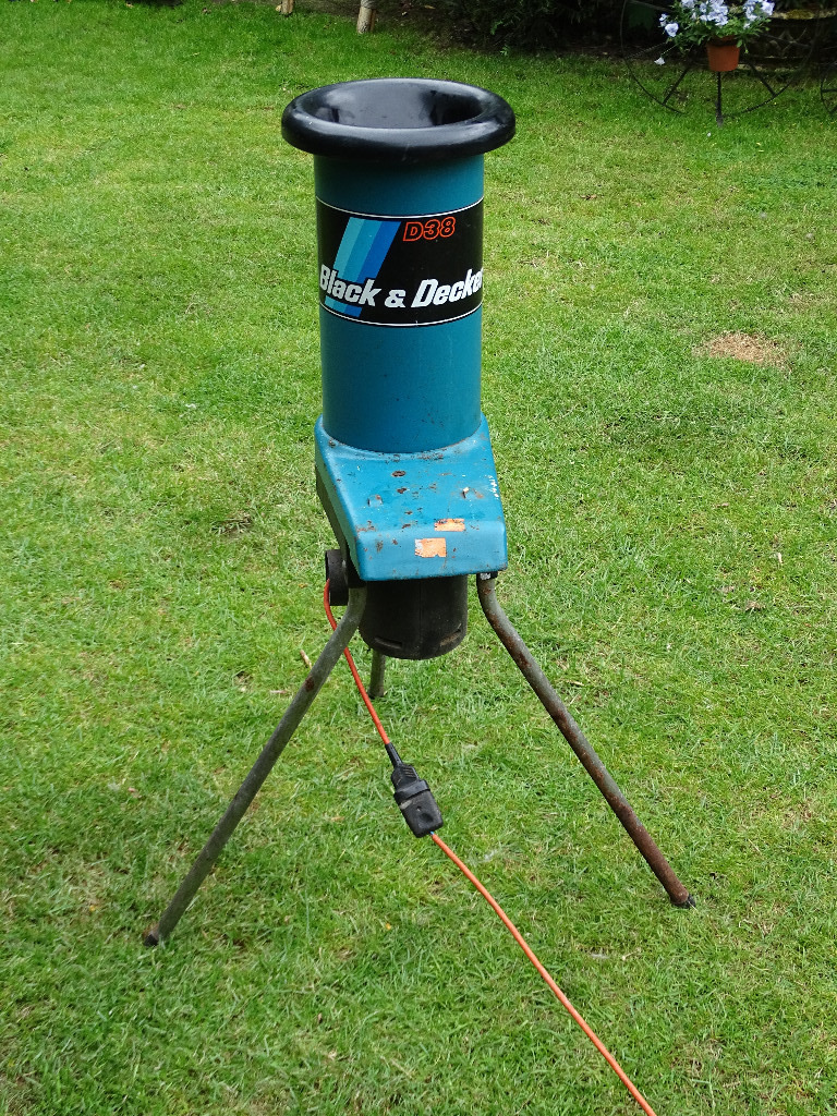 Black& Decker D38 D38 240V 1000W Garden Shredder in Reading
