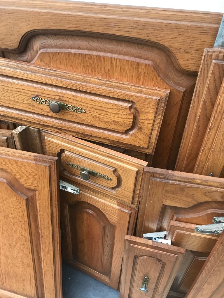SOLID OAK KITCHEN DOORS IN VERY GOOD CONDITION !! BARGAIN !! in
