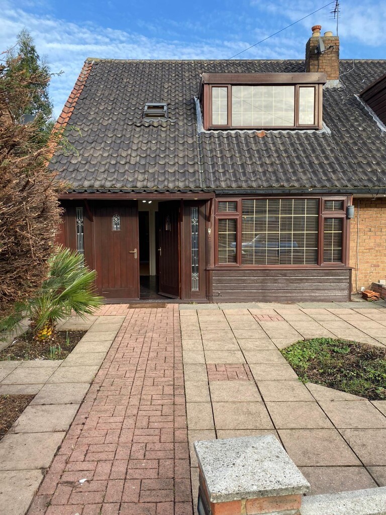 4 bed Chalet Bungalow with Living room, 2 Toilets, Study room, Summer