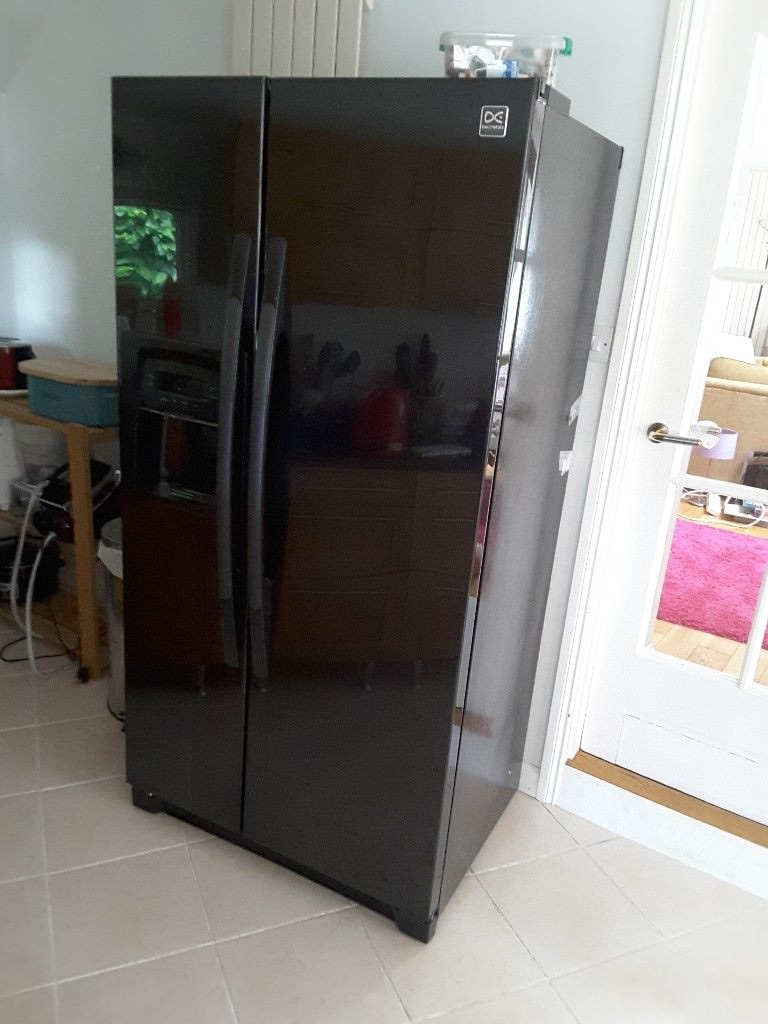 Daewoo black american fridge freezer with water dispenser in Stirling