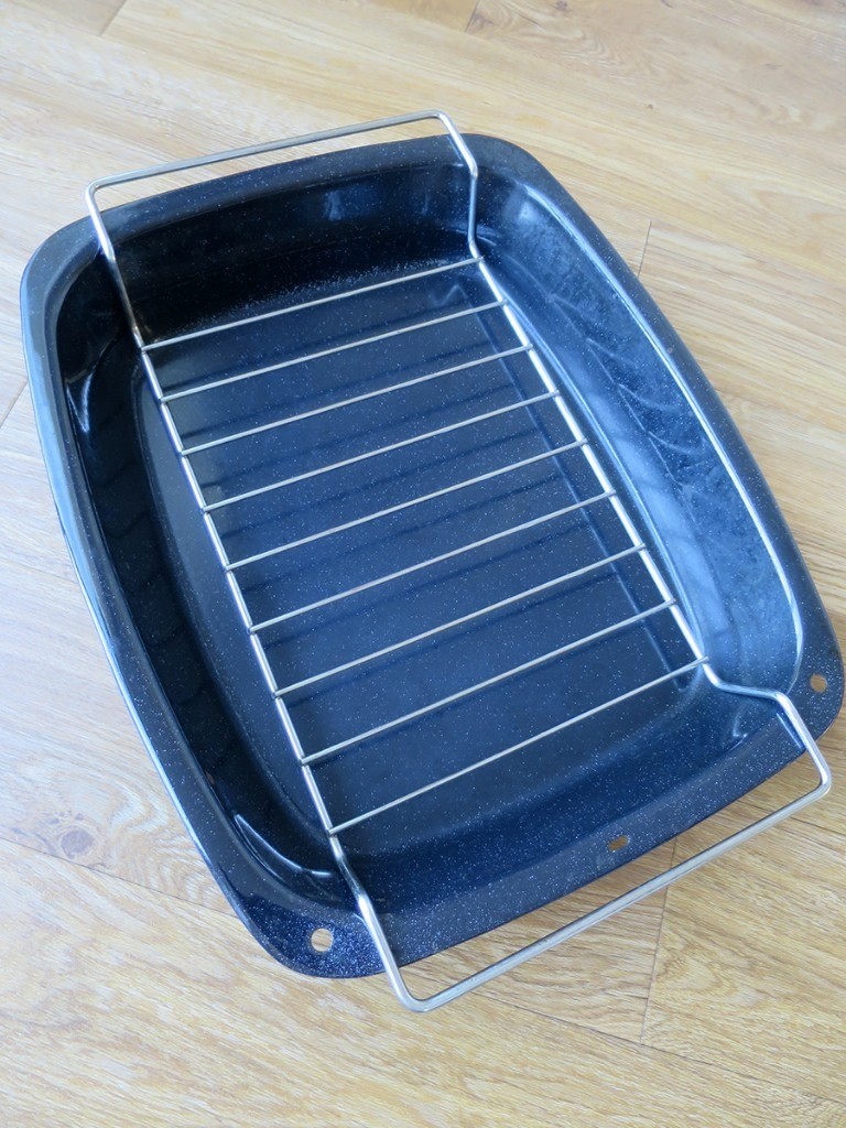 Rectangular enamel roasting tin with rack in Trumpington