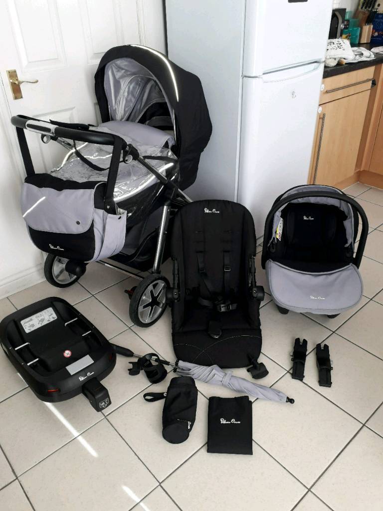 Silver cross Pioneer pram travel set with isofix base in Kingswood