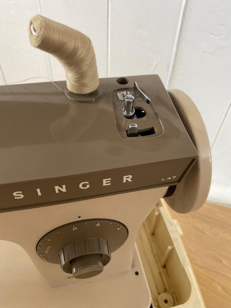 SINGER Sewing Machine Model L47, Vintage Collectable. Unit And Case