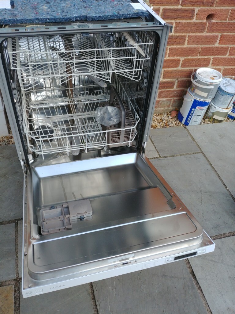 Integrated dishwasher (Lamona) in good condition in Kings Lynn
