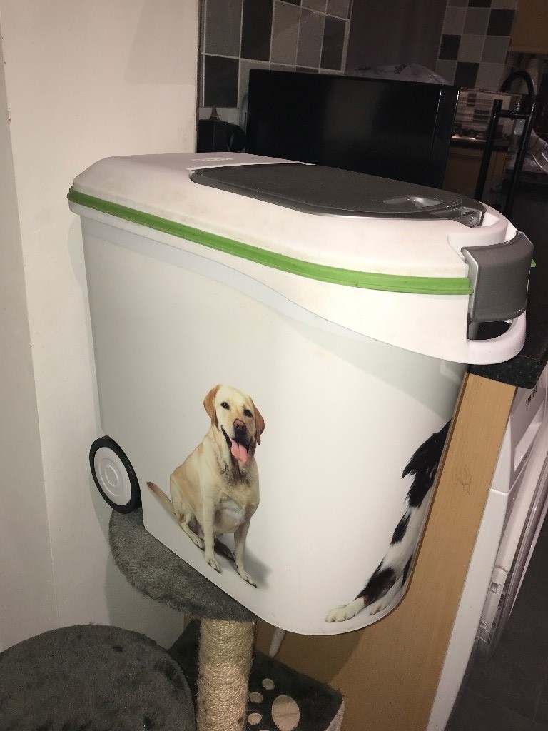 CURVER 35L AIRTIGHT DRY PET FOOD STORAGE CONTAINER WITH SCOOP in