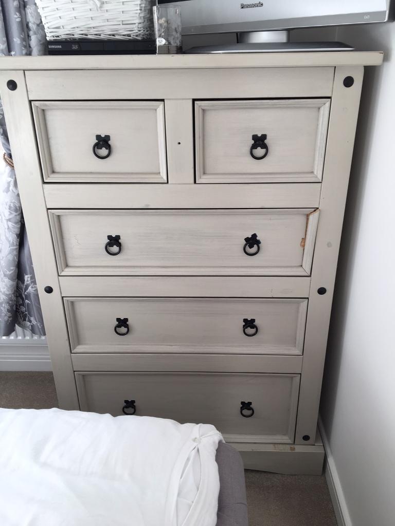 2x bedside tables and matching chest of drawers in Chichester, West