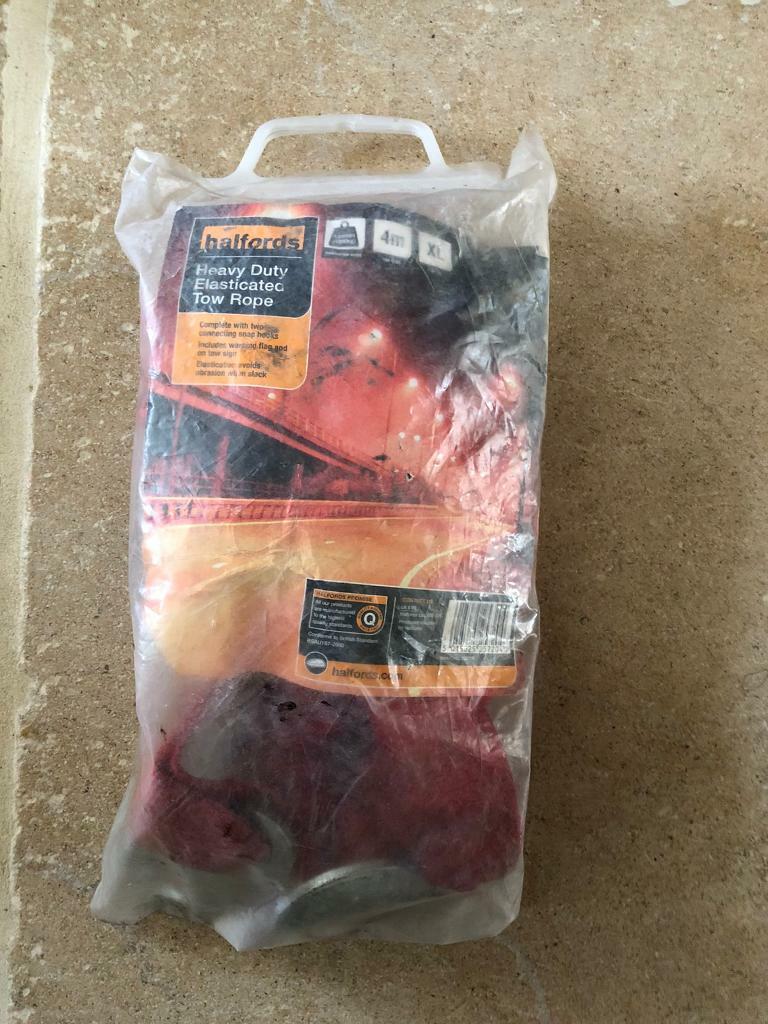 Halfords 4m / 4 tonne elastic tow rope in Dursley, Gloucestershire