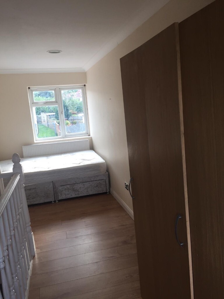 1 Bedroom Studio Flat With Own Kitchen In Uxbridge London Gumtree