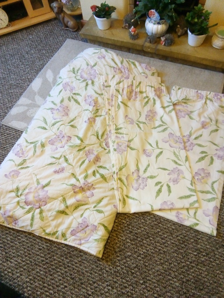 Free to collect Double quilted bedspread and matching ...