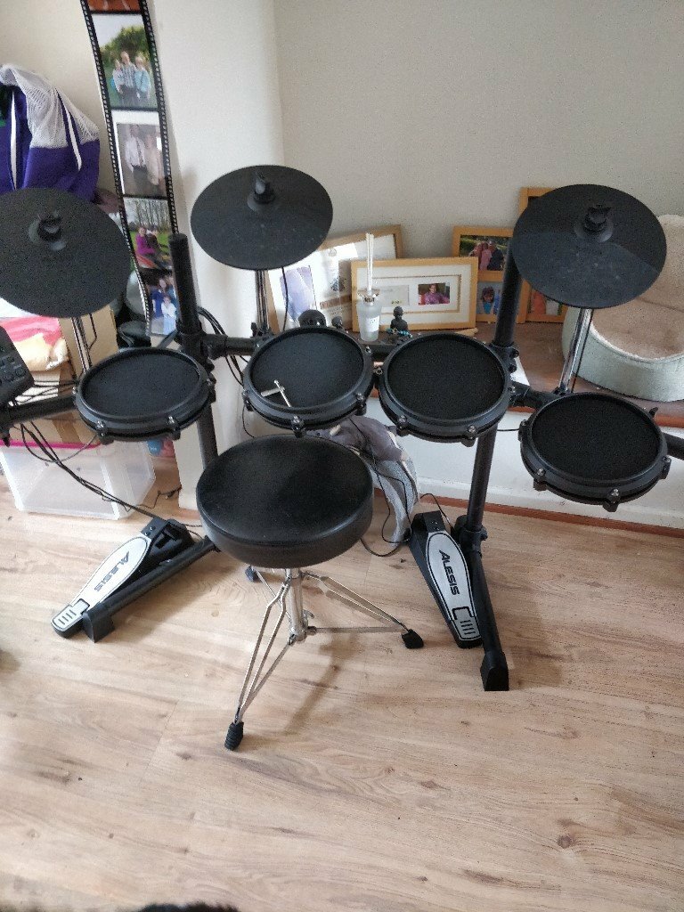 Alesis turbo electronic drum kit 7 piece, barely used in Woolston