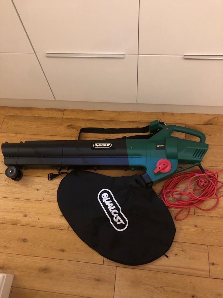 Qualcast leaf blower/vacuum 2800 watt in Carluke, South Lanarkshire