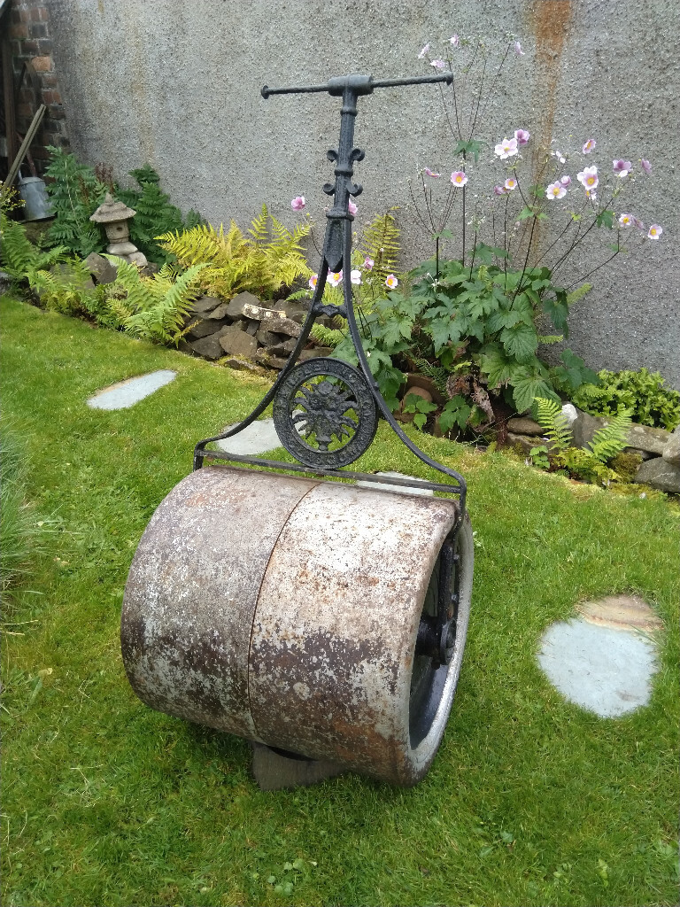Antique Garden Grass / Lawn Roller cast iron in Broughty Ferry