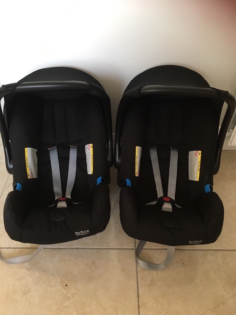 Oyster Max 2 Mirror Image twin pram . Car seats isofix base and assessories. in Portadown