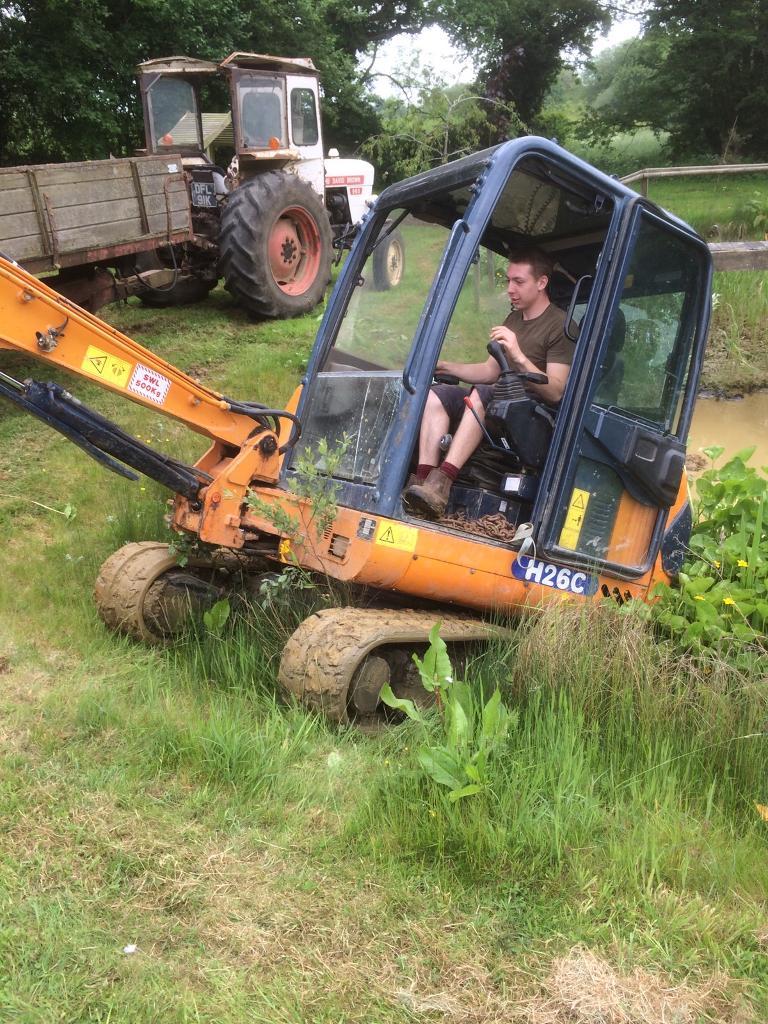 Hanix 3 ton digger , 5 buckets , new set of pins and bushes ( bucket