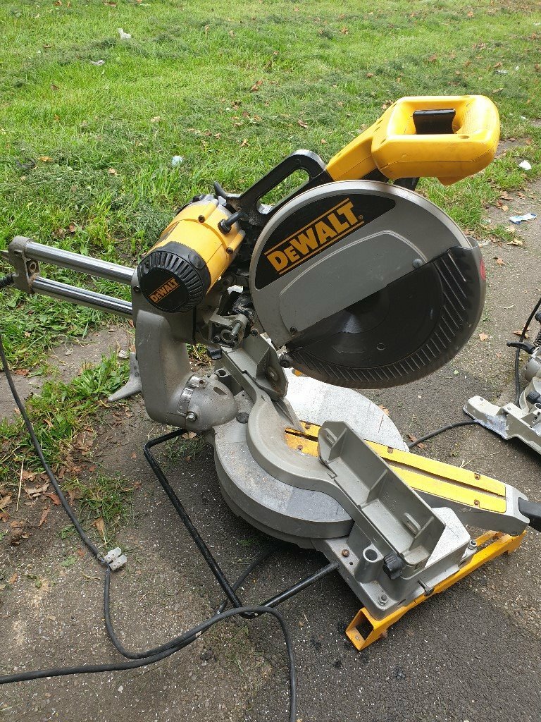 2 x DE Walt compound mitre saws 305mm / 216mm 1x DW707 & 1x DW777 216