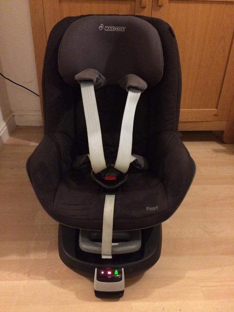 MaxiCosi Isofix base and Pearl Car Seat in Bedford, Bedfordshire