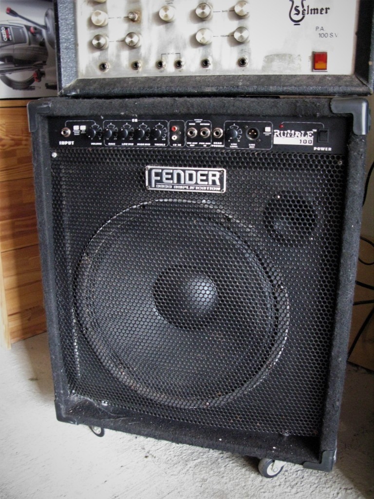 Fender rumble 100 bass amp in Stirling Gumtree