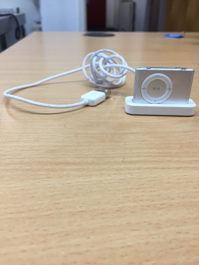iPod shuffle 2nd gen with docking station charger in The Shore