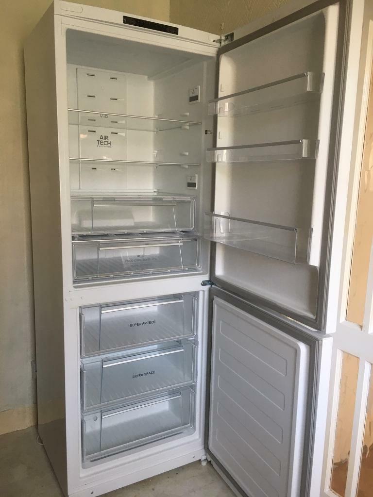 HOTPOINT FFUL 1913 P 60/40 Fridge Freezer White in Sheffield, South