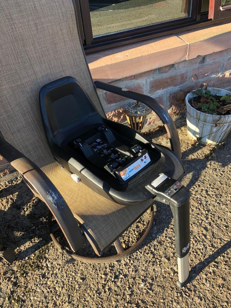 Maxi Cosi 2 Way Fix car