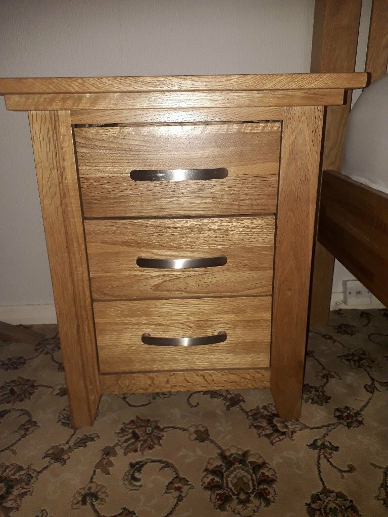 SOLID OAK BEDROOM SUITE FURNITURE BEDSIDE DRAWERS in Formby