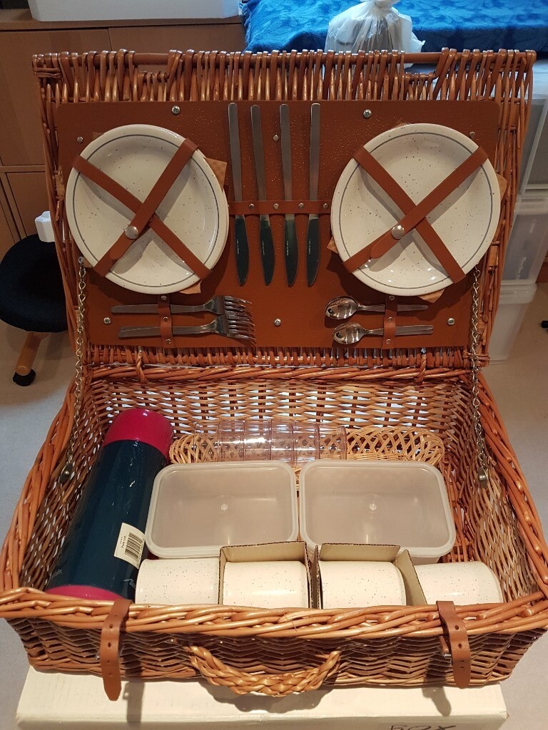 Picnic Hamper Set with 4 sets of crockery complete and unused in Cambridge, Cambridgeshire