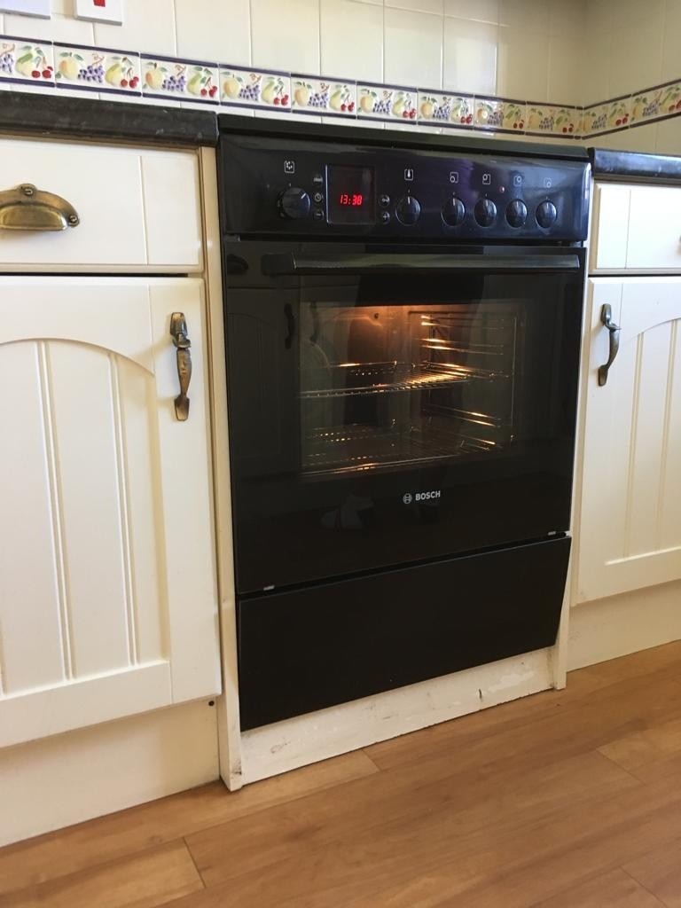 Bosch freestanding cooker in good condition in Dronfield, Derbyshire