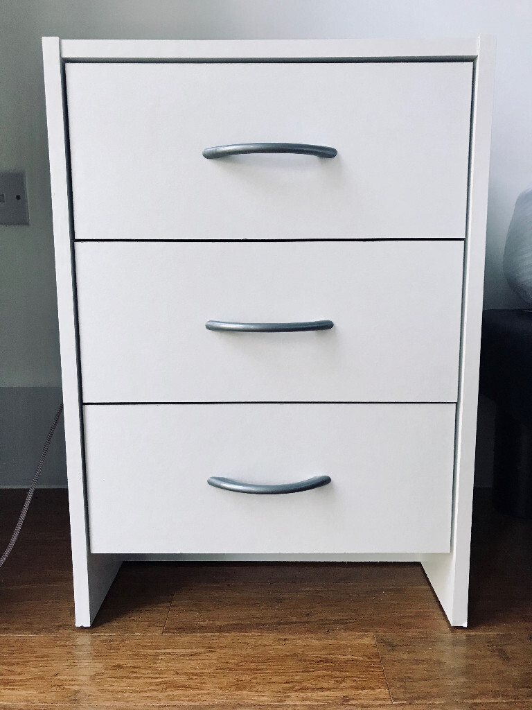 Set Of 2 X White Gloss Bedside Drawers 3 Drawers As New Condition