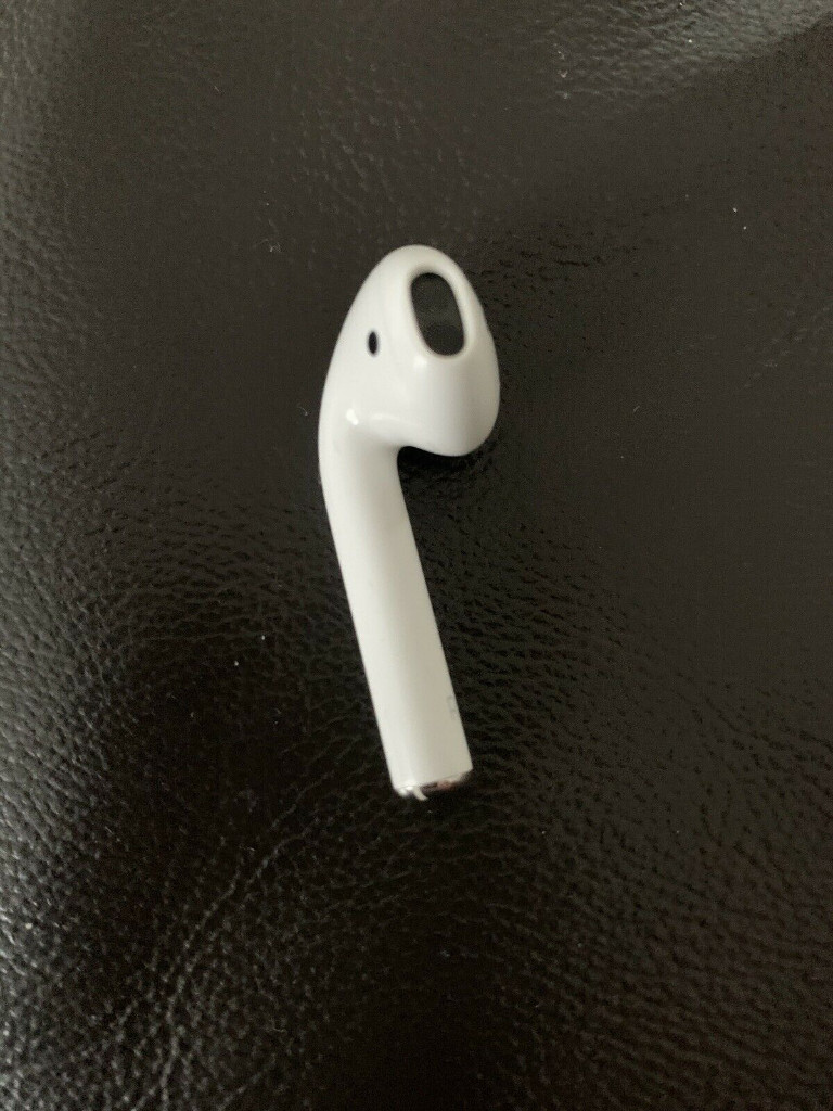 Apple Airpods 1st Generation. Right Hand Pod only. In very good used