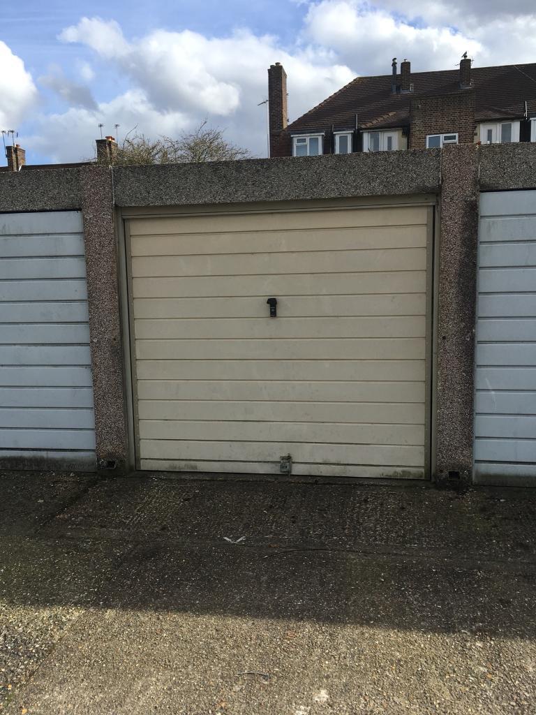 GARAGE to RENT in HANWELL near EALING BROADWAY. in Ealing, London