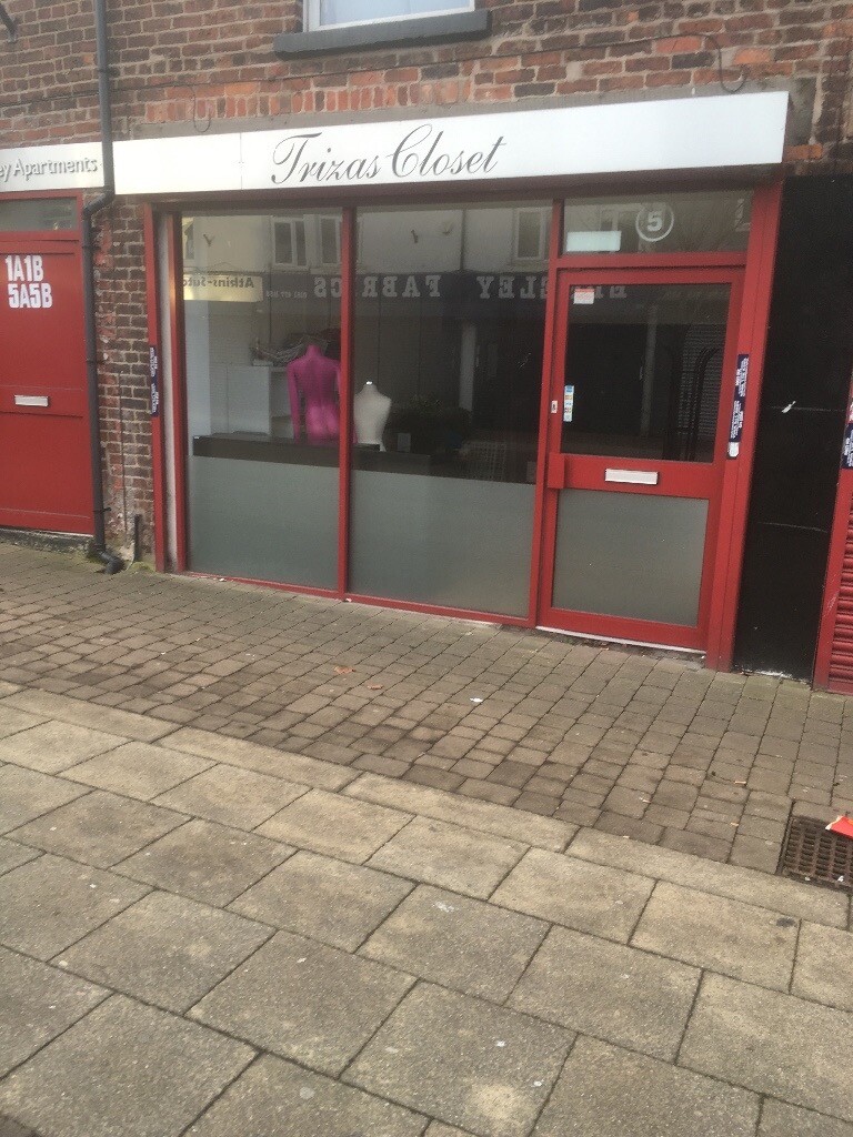 Shop to let on castle street edgeley ready to move into straight away