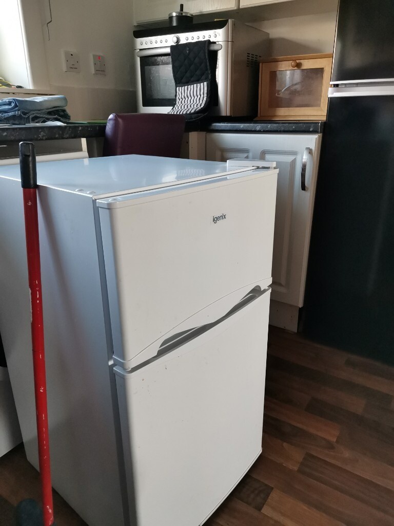 Igenix small fridge freezer, perfect for single person. Selling due to