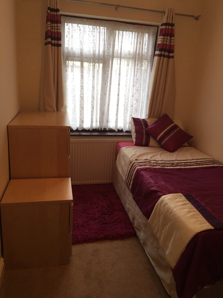 SINGLE ROOM TO RENT IN INDIAN FAMILY HOUSEHOLD SUITABLE FOR