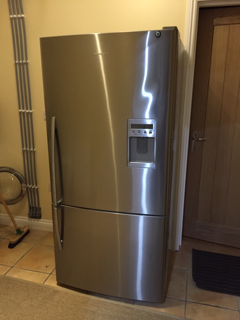 FISHER PAYKAL Fridge Freezer with Ice Maker & Chilled Water Dispencer 1700mm Tall 800mm Wide