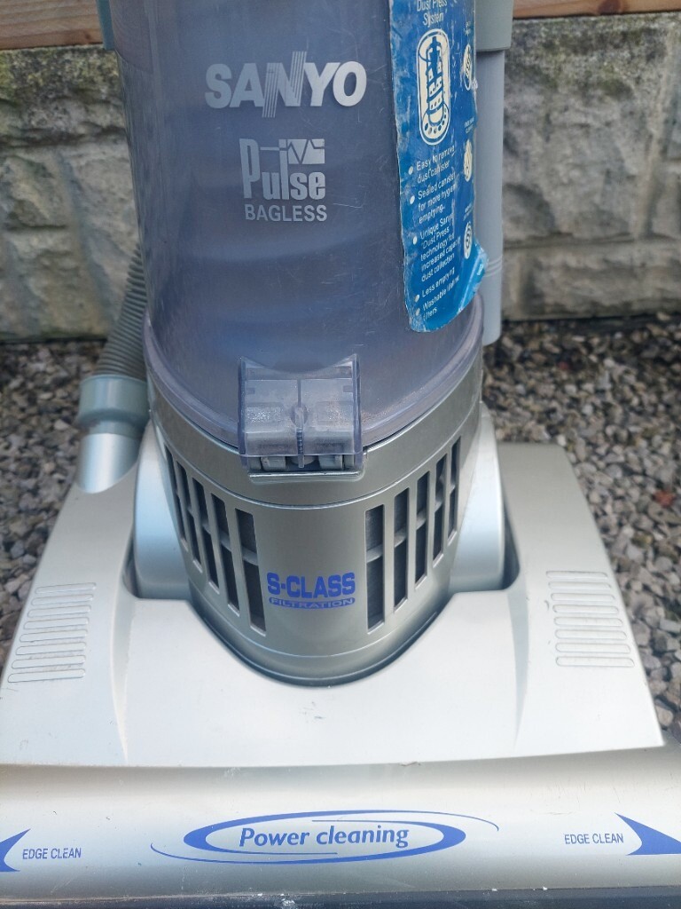 Sanyo bagless vacuum cleaner complete with tools,,good motor and