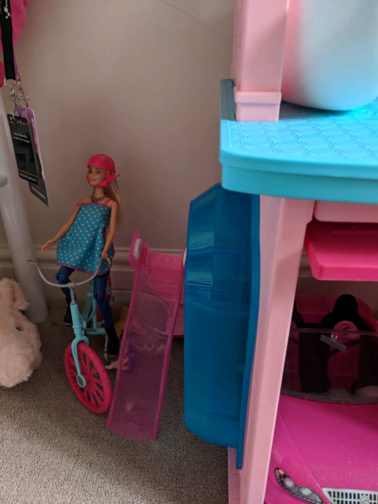 Barbie Dream House 10 x dolls, convertible car, bike and