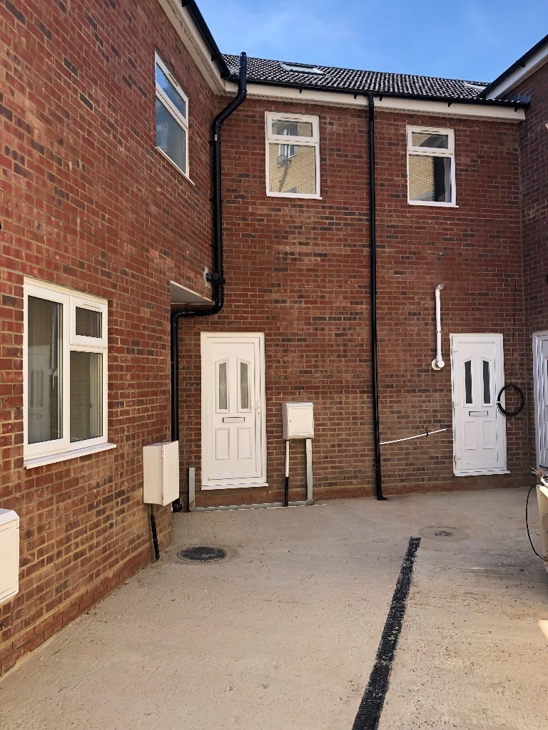 2 bed flat to, New Bedford Road, Luton LU1 in Luton, Bedfordshire