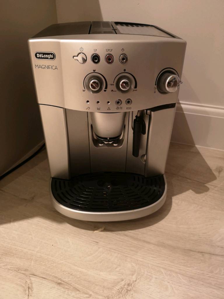 De'Longhi Magnifica ESAM 4200.S Bean to Cup, Silver in Cramlington