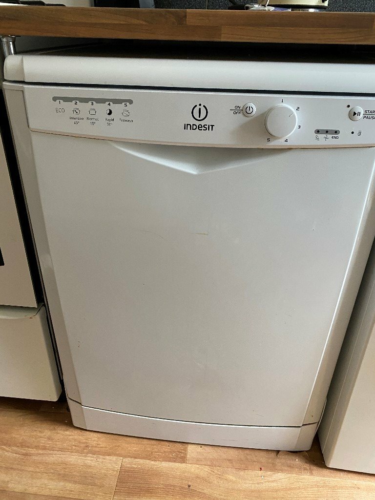 Indesit Dishwasher White (Free standing) in Kimberley