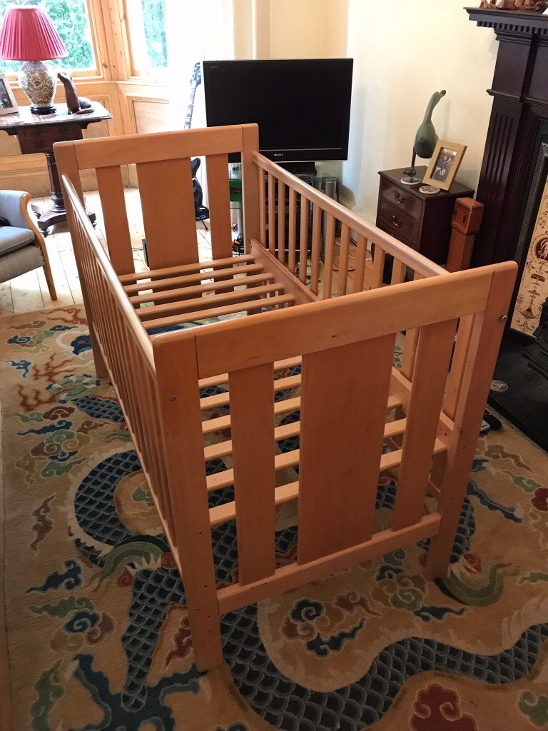 Great quality cot bed, no mattress available in Broughton, Edinburgh