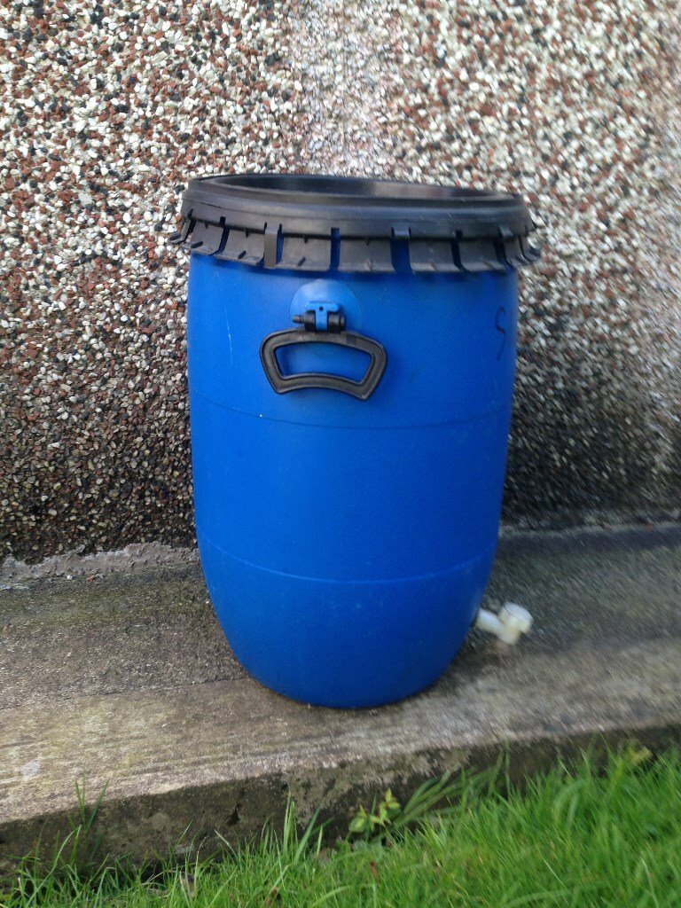 Plastic water storage container barrel with lid and tap in Roundhay