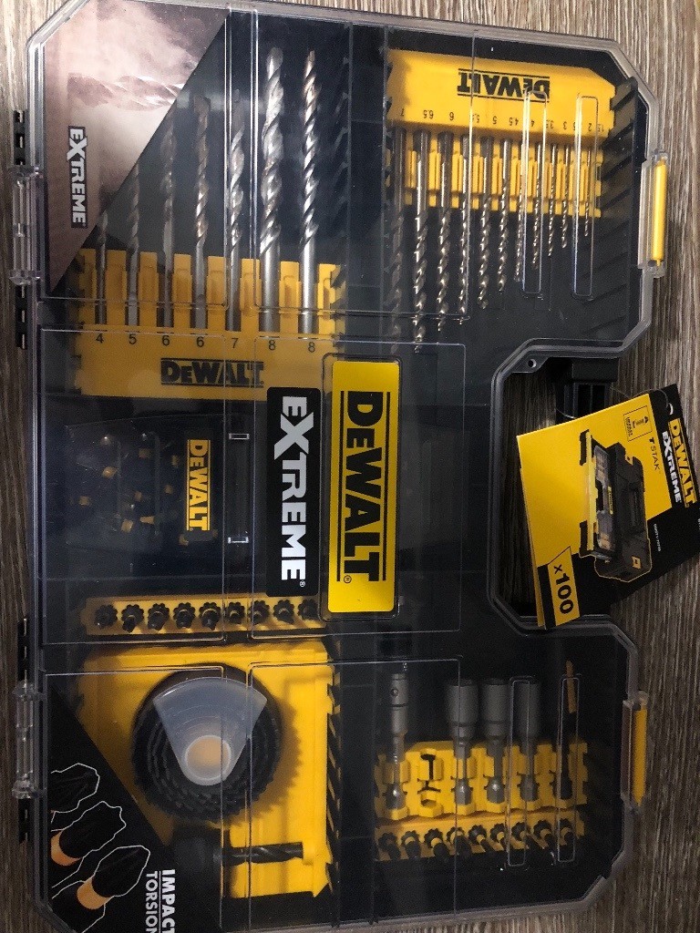 Ex display dewalt extreme 100 piece drill hole saw and screwdriver bit