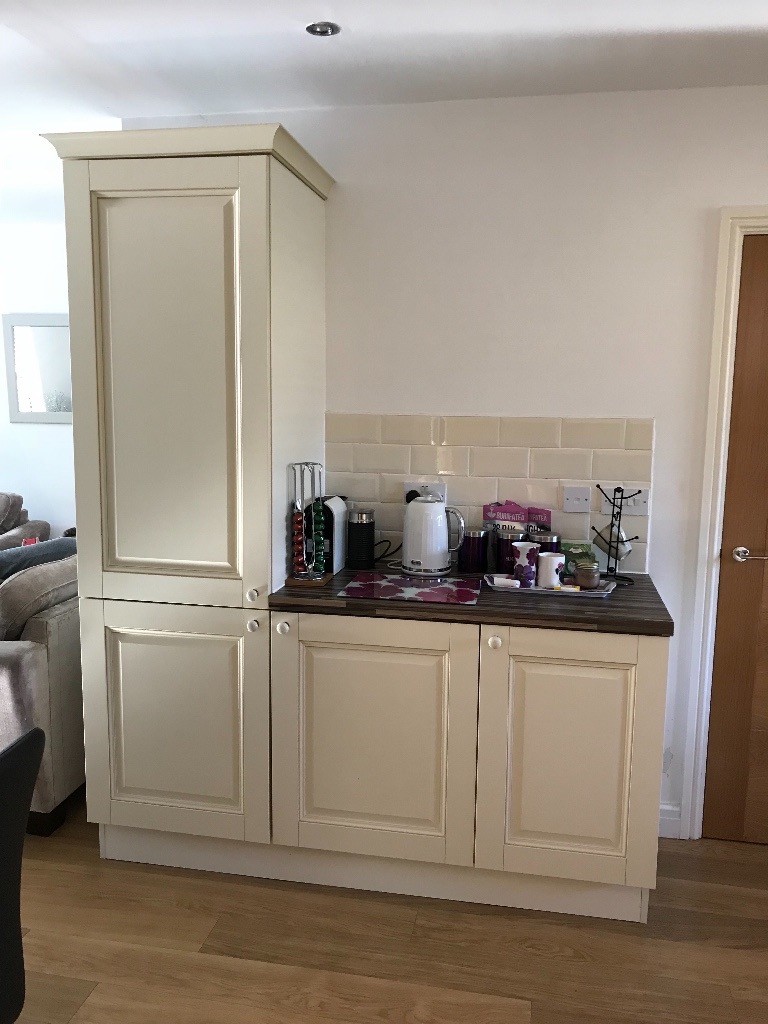 Cream kitchen with appliances excellent condition | in Oldham