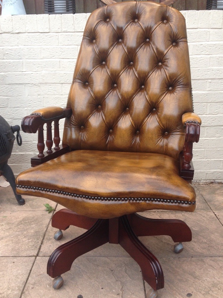 Antique Brown Leather Chesterfield Captains Directors Office chair L👁👁K ? in Castle
