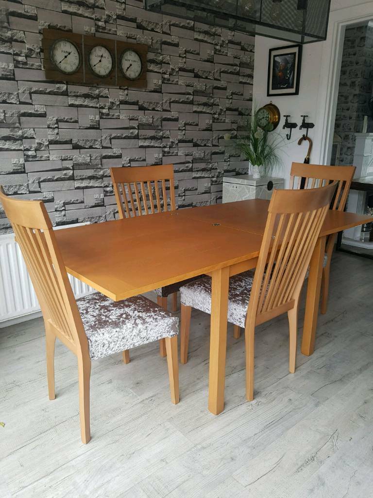 Morris of Glasgow extending oak look dining table and 4 chairs in Houghton Le Spring, Tyne and