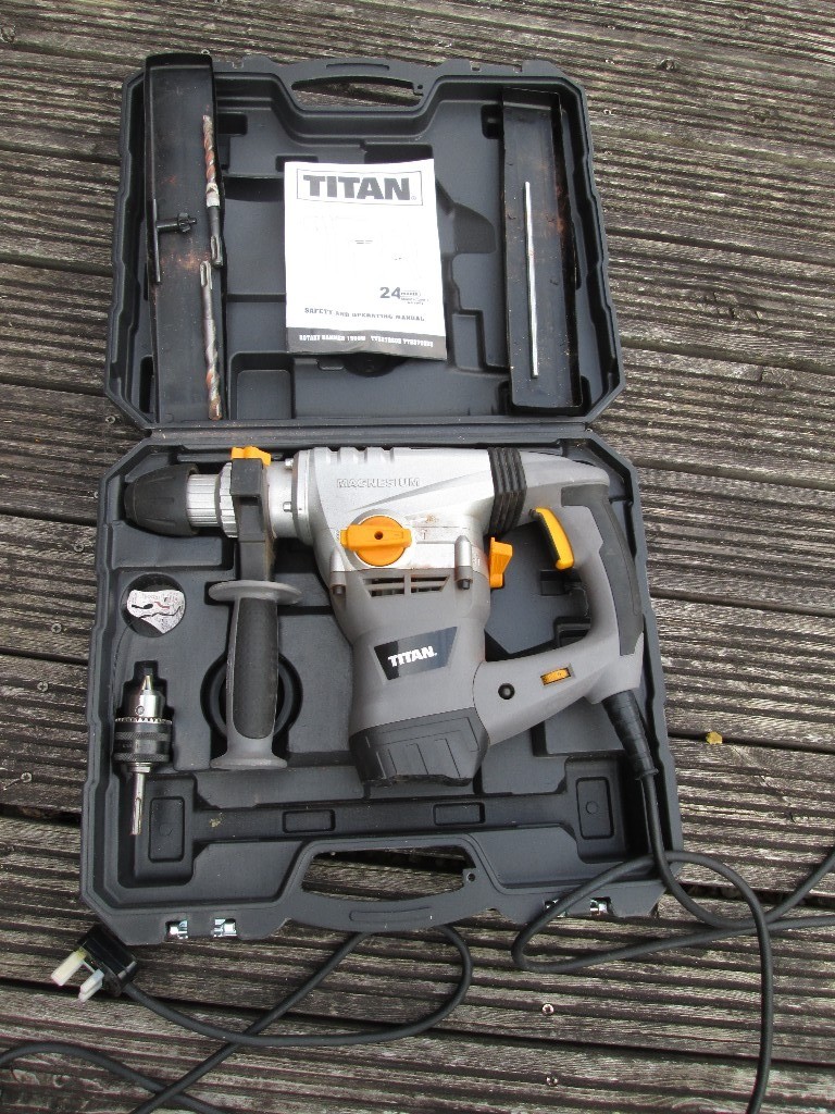 Titan Rotary Hammer Drill, 1500w Only used a few times & still in