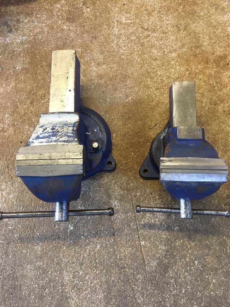Pair of Record bench vices with swivel bases No. 6 and No. 6VS in